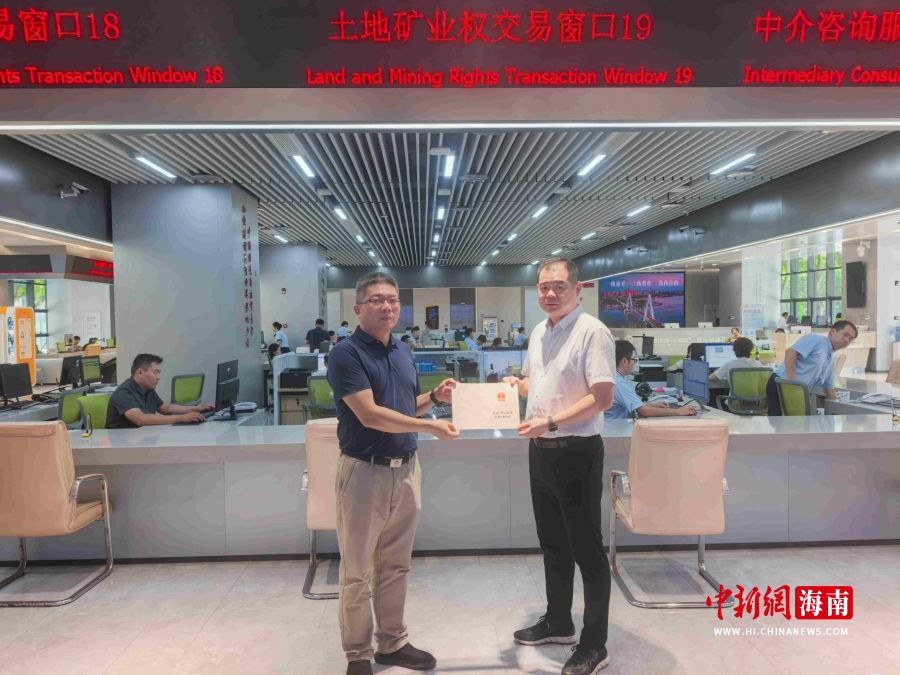 现场送达矿业权抵押登记证明。海南省自然资源和规划厅 供图