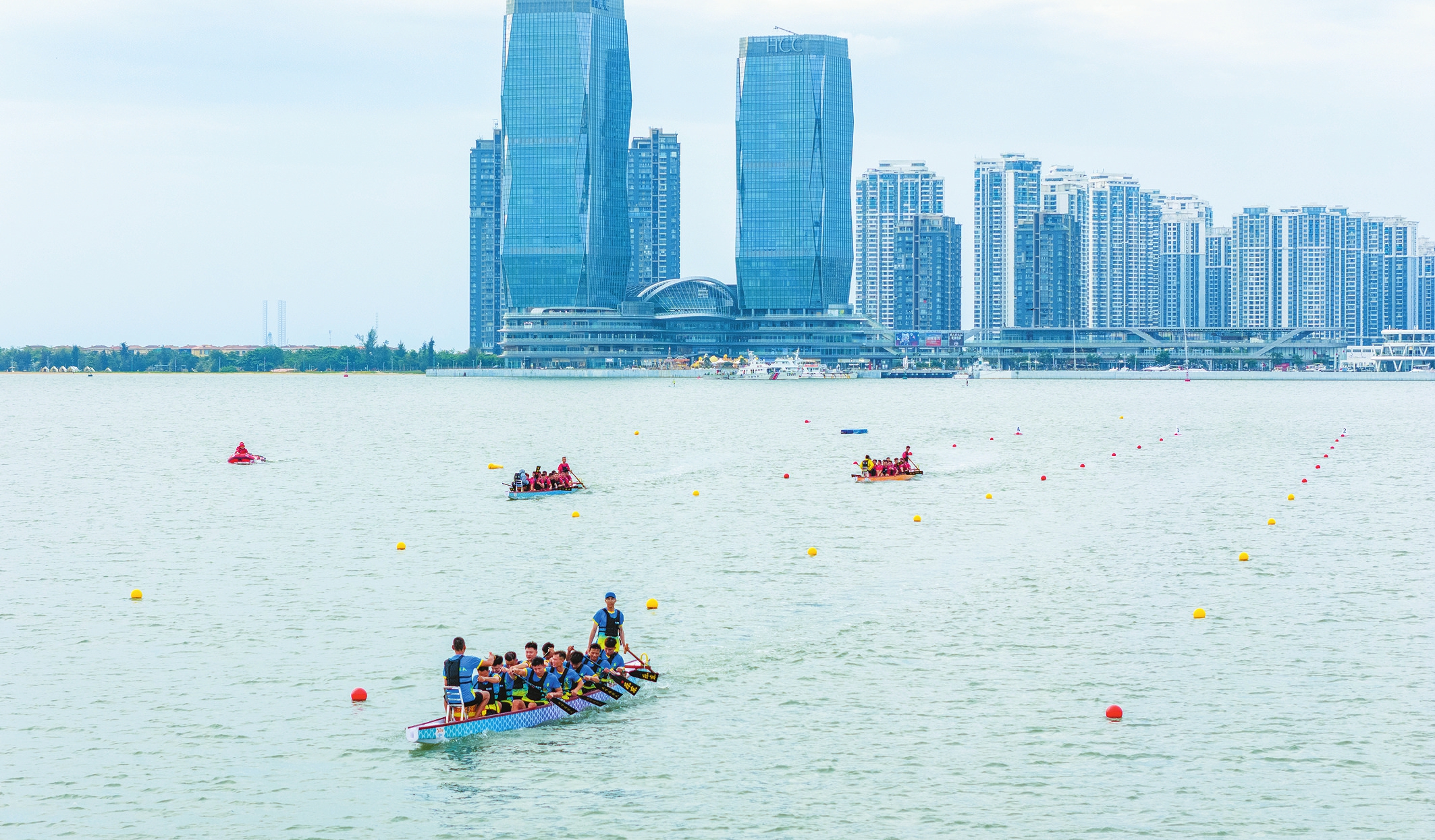 6月18日,在海口云洞图书馆西侧水域,多支参赛队伍正在紧张训练。 本报记者 苏弼坤 摄