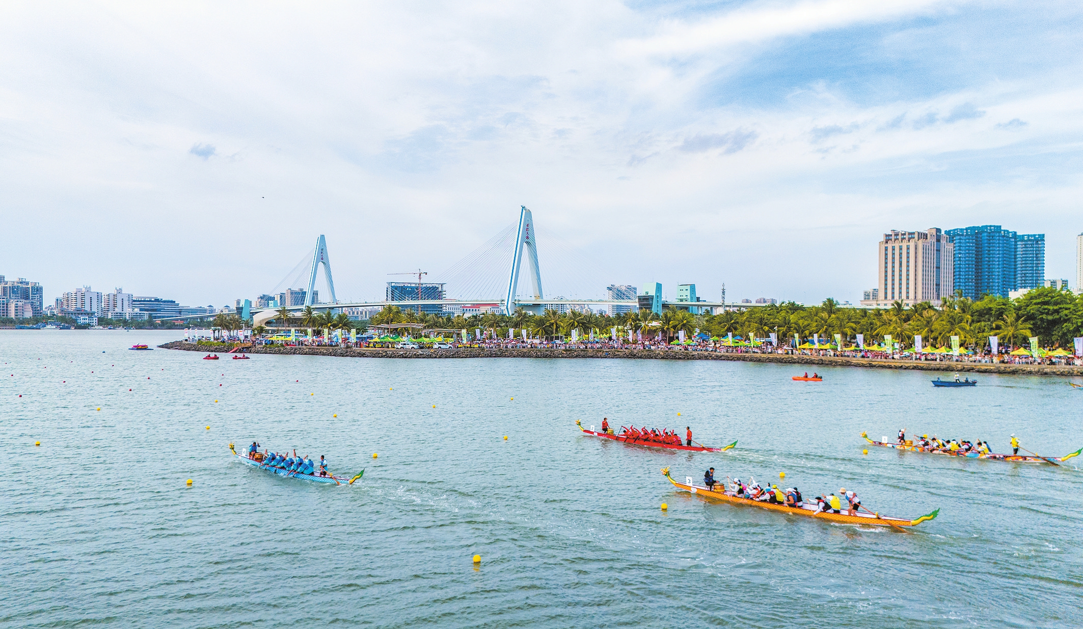 2026“海口杯”端午国际龙舟邀请赛参赛队伍挥桨破浪、奋勇争先。本报记者 苏弼坤 摄