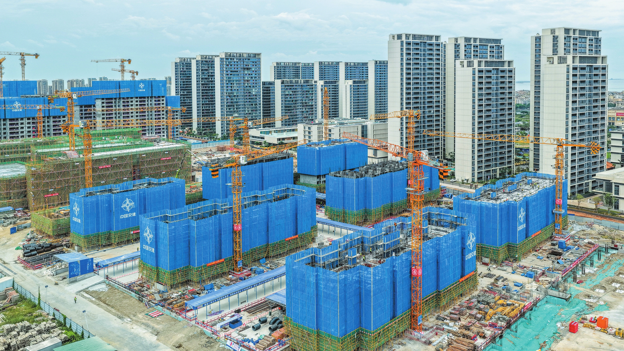 海口市横沟村城市更新项目(二期)C17-01地块、C28-01地块及配套设施工程项目现场,一派繁忙的建设景象。本报记者 康登淋 摄