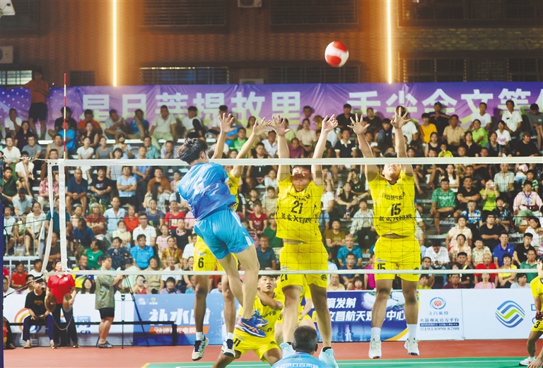 7月5日晚,2026年“九九杯”海南(文昌)乡镇排球联赛会文站在会文佛珠市场排球场揭幕。 海南日报全媒体记者 韦茂金 摄