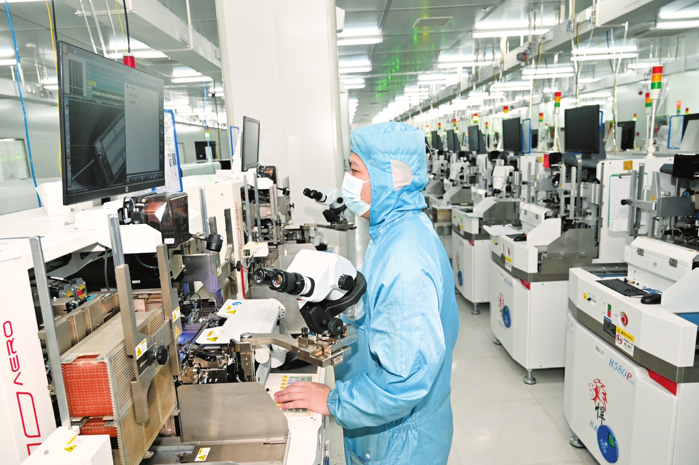 海口市锐骏微电子有限公司生产车间内,工作人员正在检查设备运转情况。 本报记者 石中华 摄