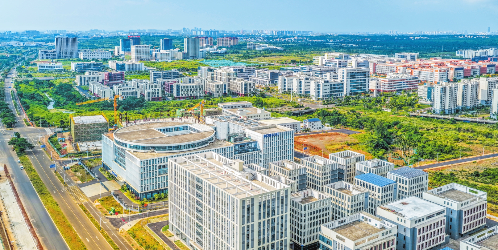 今年以来截至5月底,海口国家高新区新增注册企业1482家,其中新增外资企业46家。图为日新月异的海口国家高新区美安生态科技新城。 本报记者 康登淋 摄