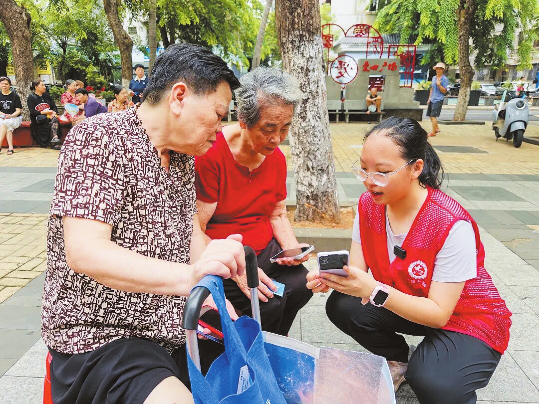 活动现场,志愿者耐心教老人学习手机视频通话、线上挂号、清理内存等功能。(主办方供图)