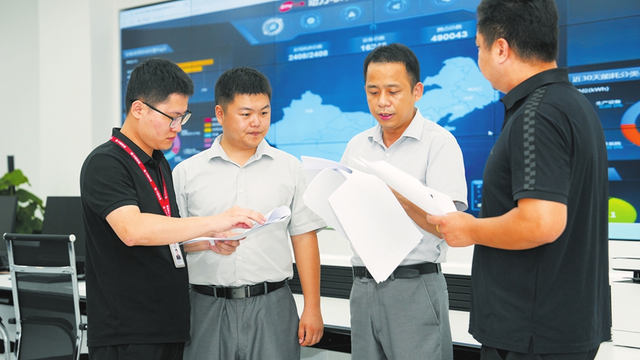 近日,海口市龙华区营商环境建设局工作人员与行业专家、规划审批业务骨干前往中国联合网络通信有限公司海南分公司,开展项目预验收服务。 本报记者 杨忠凯 摄