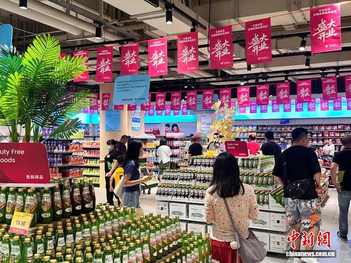 海南第二批岛内居民日用消费品免税店1日起陆续开业,图为1日开业的文昌旺豪日用消费品免税店。文昌旺豪日用消费品免税店 供图