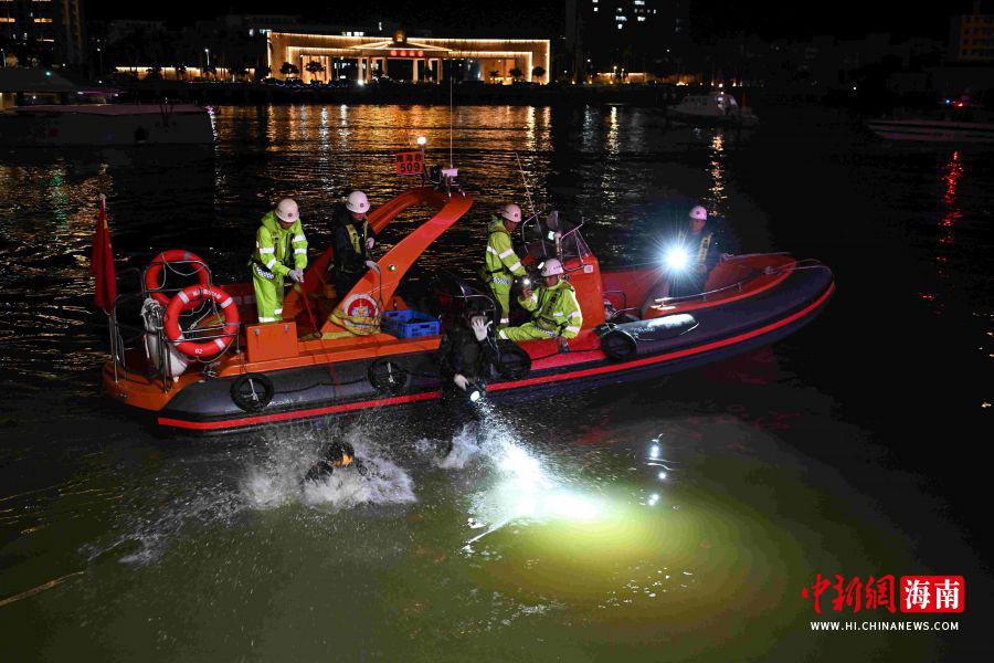 海口市首次开展夜间实景水上应急演练。海口海事局 供图
