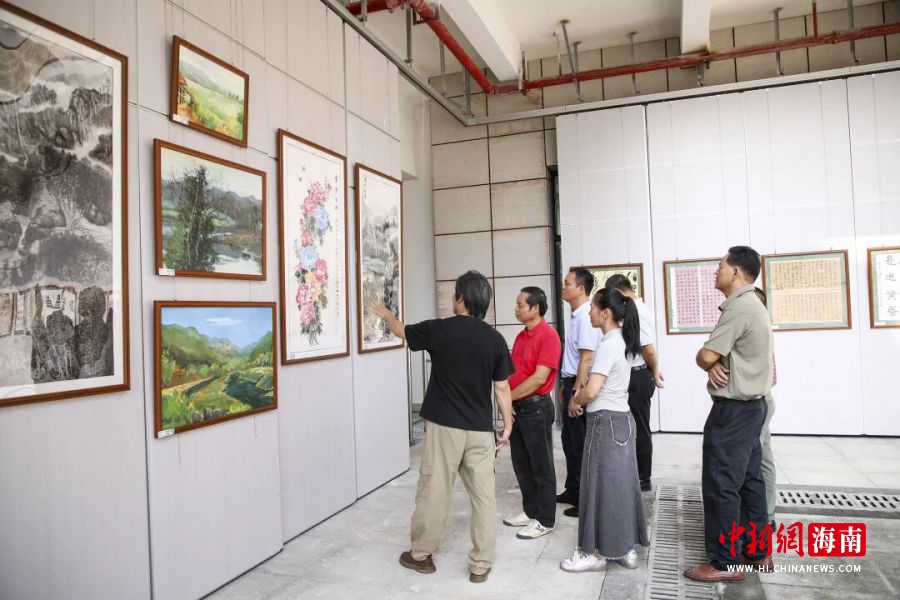 图为市民游客观看2026年“文润白沙・艺联万家”优秀美术书法摄影作品联展展出的作品。白沙融媒体中心供图