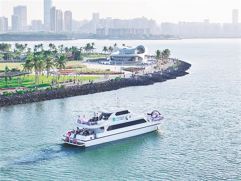旅客乘船游览海口湾。海南海洋旅游投资开发有限公司供图