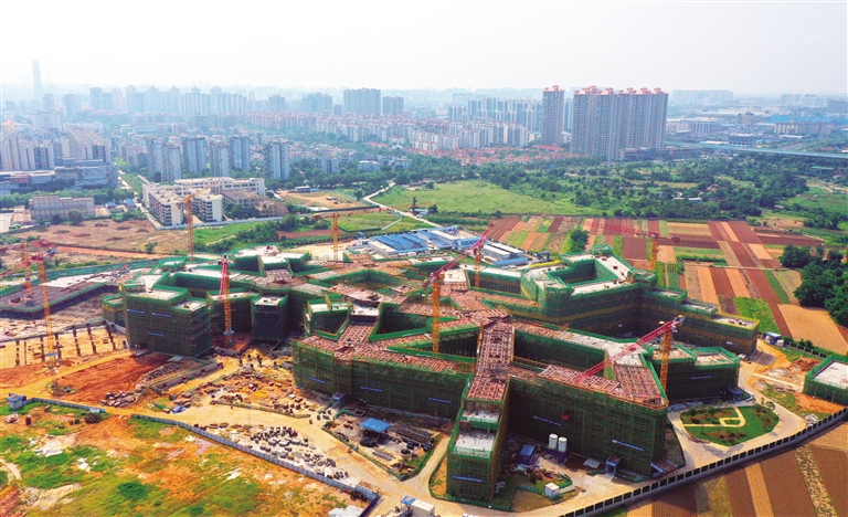 俯瞰海口长天中学项目建设现场,部分教学楼主体已封顶。