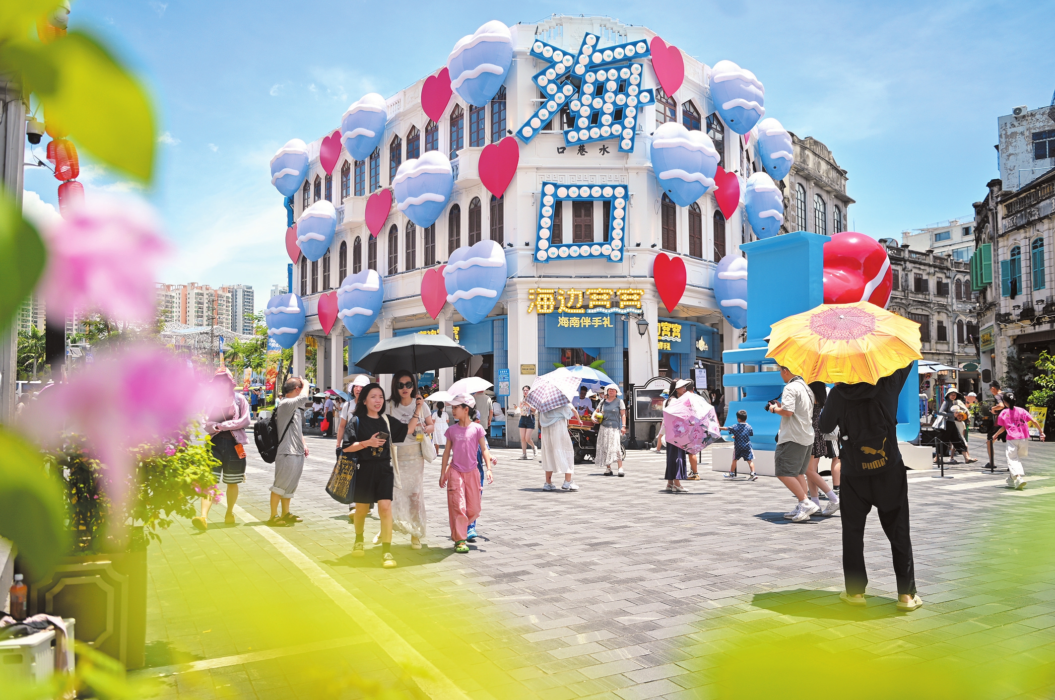 市民游客在海口骑楼老街水巷口打卡。本报记者 石中华 摄