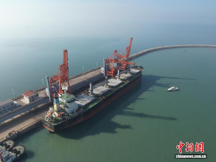 图为船舶停靠码头。(资料图)八所海事局供图