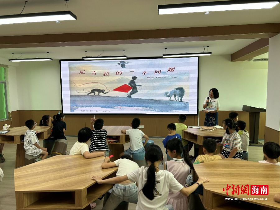 8月18日,海南省图书馆组织馆员志愿者走进海南省救助管理站,开展“结对帮扶暖民心”绘本阅读推广主题活动。郑晓菲供图