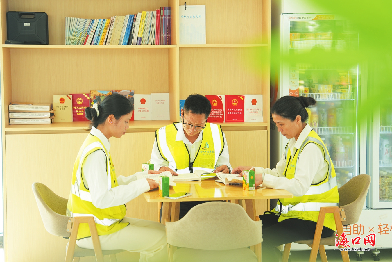 在海口新海港和南港“二线口岸”(货运)集中查验场工会驿站,工作人员正在阅读区看书休息。 记者杨忠凯摄
