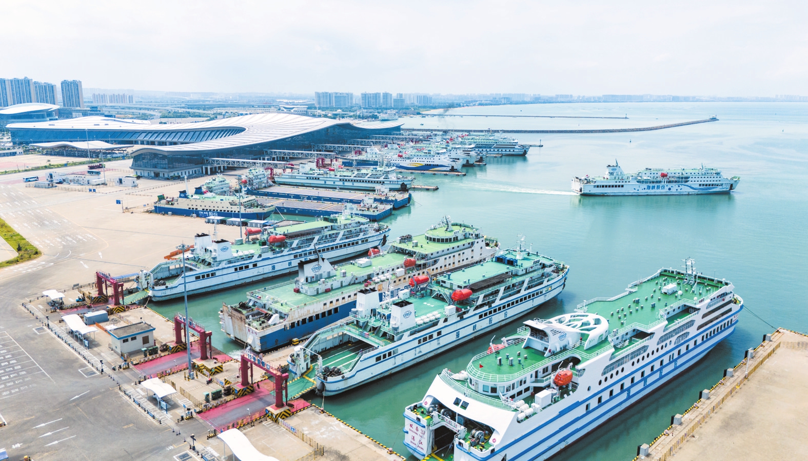 俯瞰海口新海港港区,船舶平稳运行,车辆旅客有序上下船。 本报记者苏弼坤摄