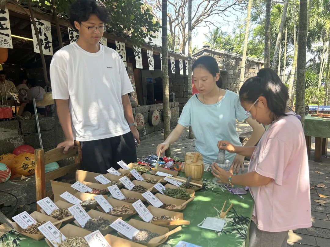 10月3日,市民游客前往美榔村参加体验活动。