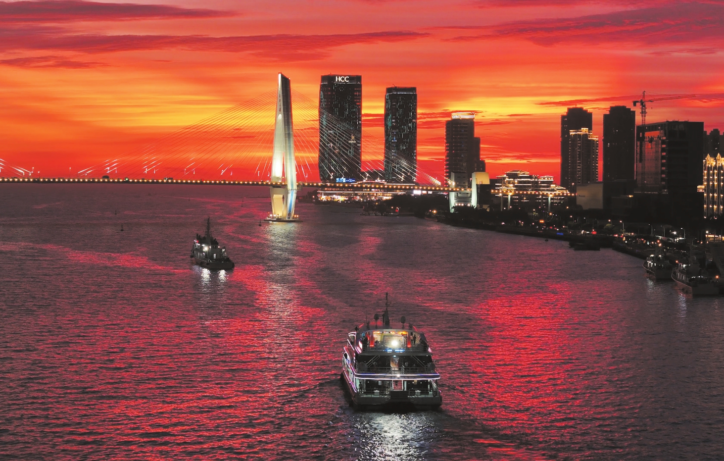 海口湾游船载着市民游客感受凉爽海风与滨海夜景。海南海洋旅游投资开发有限公司供图