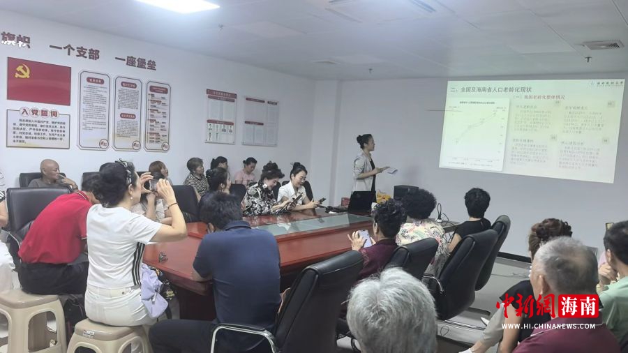 海南开放大学2026年秋季农商行中老年公益班灵山支行教学点,相关老师给老年学员授课。海南开放大学供图
