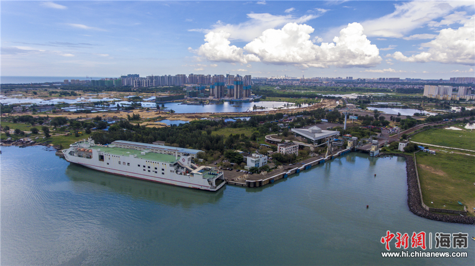 航拍海南粤海铁路南港码头:火车乘渡轮过海上岛第一站(4)