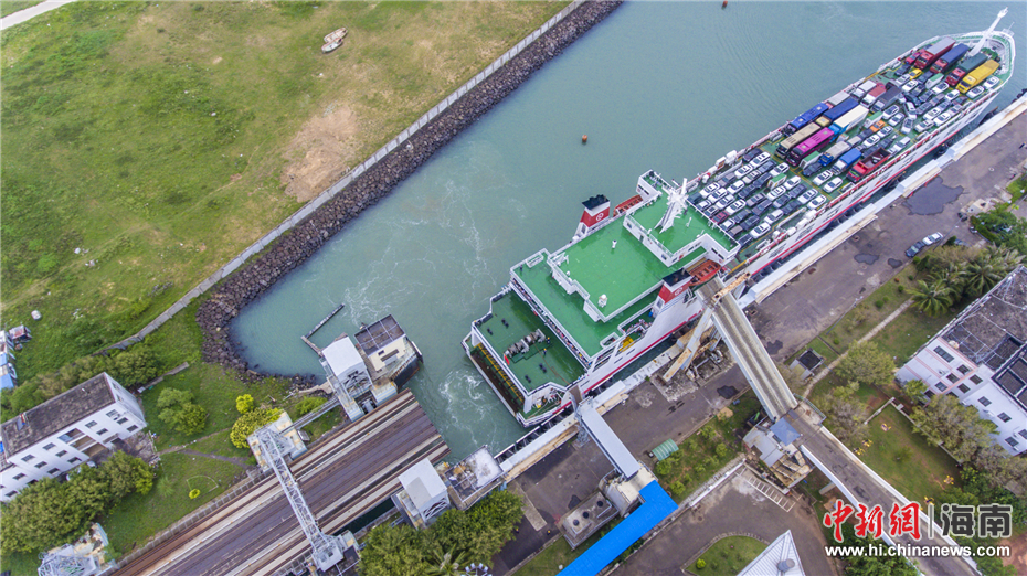 航拍海南粤海铁路南港码头:火车乘渡轮过海上岛第一站(6)