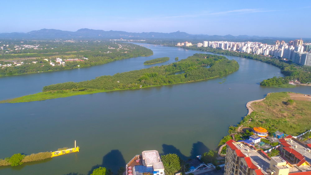 晨曦中的万泉河水清又清2