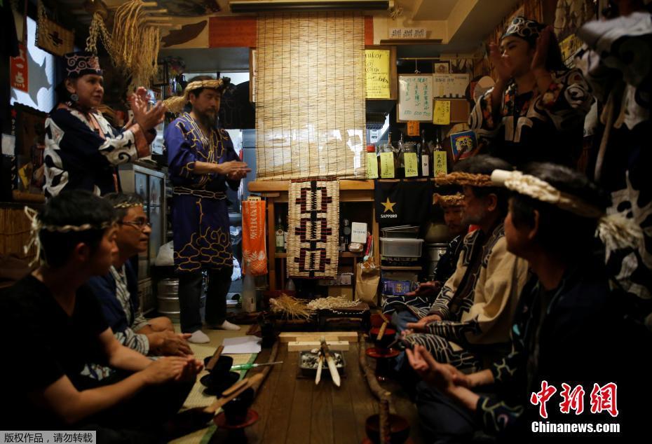 在阿伊努文化中,信仰万物有灵和多神,以前,每年都举行隆重的"熊祭"和"