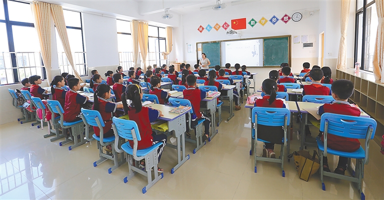 学生上课 www.hi.chinanews.com