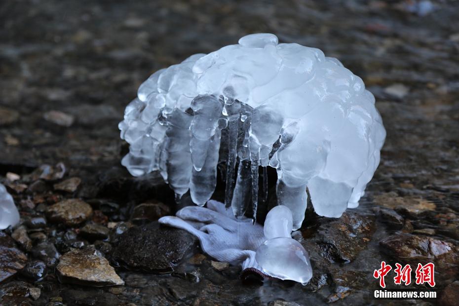 新疆昭苏玉湖现冰凌景观(3)