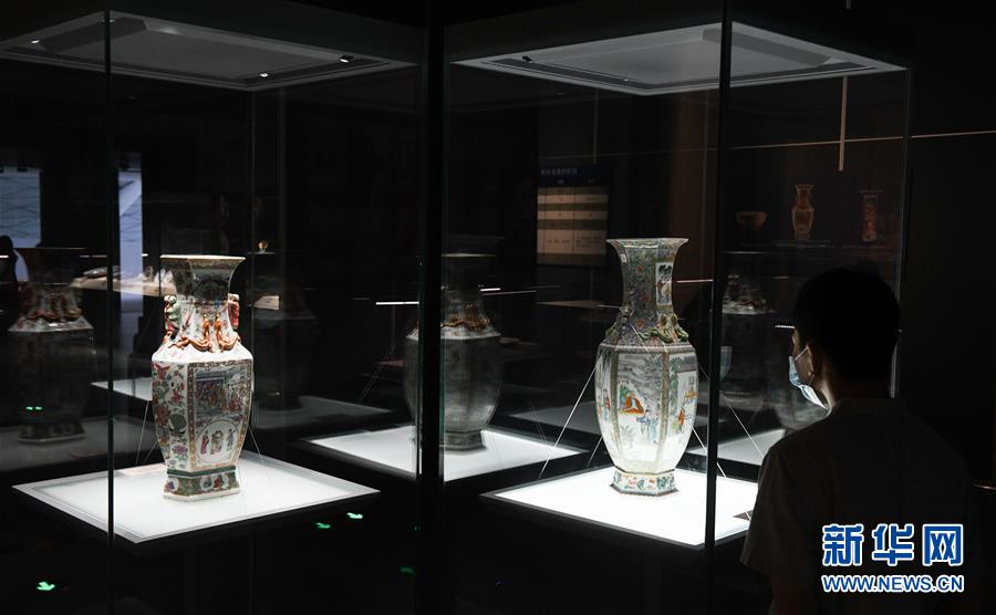 6月14日,观众在参观"风从广州来——清代外销艺术品展".