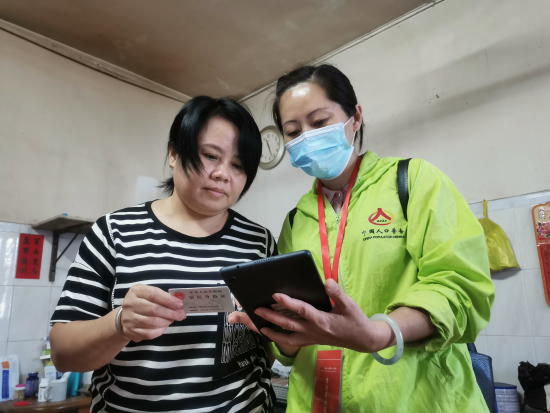 美兰区上坡社区普查员王海燕入户普查。陈尾娇供图