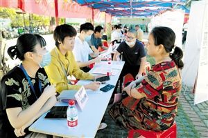 6月18日,求职者在“送岗位下乡”专场招聘会现场咨询心仪的职位。