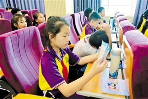 活动现场,学生认真阅读禁毒宣传资料。