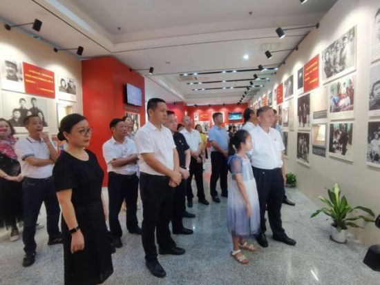 龙华区组织党员领导干部参观《中国共产党人的家风》档案展