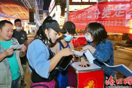 市民参加垃圾分类有奖问答。邵阳 摄