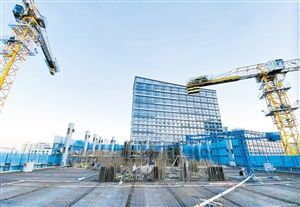 近日，龙湖海口时代天街项目现场在紧张施工。 本报记者 邝晓霞 特约记者 刘伟 摄
