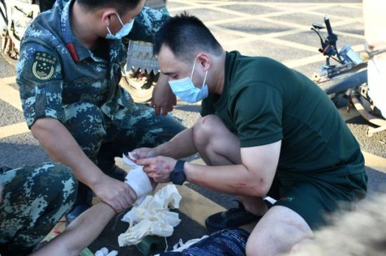 美兰区一路段突发车祸武警官兵紧急救援伤者