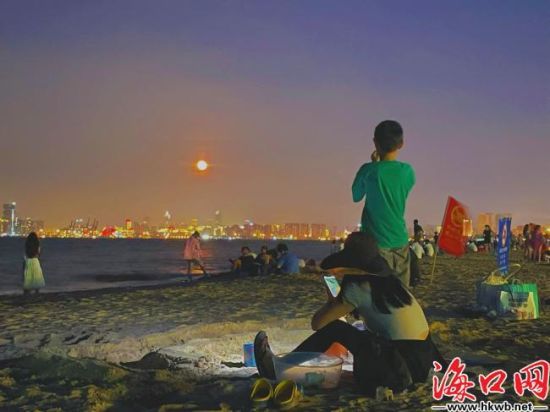 市民游客赏月。卢海浪 摄  