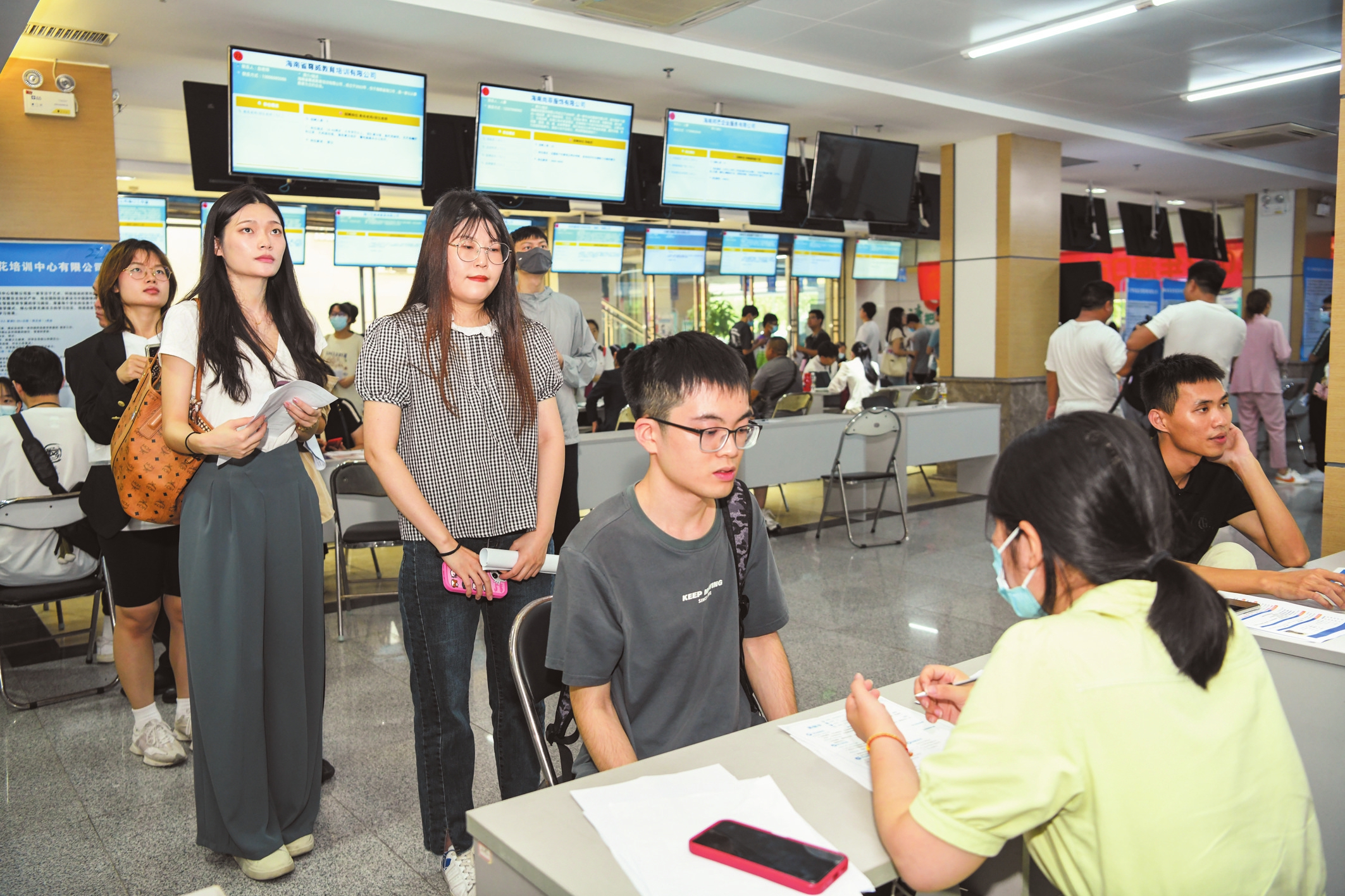 6月14日,2023年海口市招工留才活动现场,求职者和招聘单位工作人员