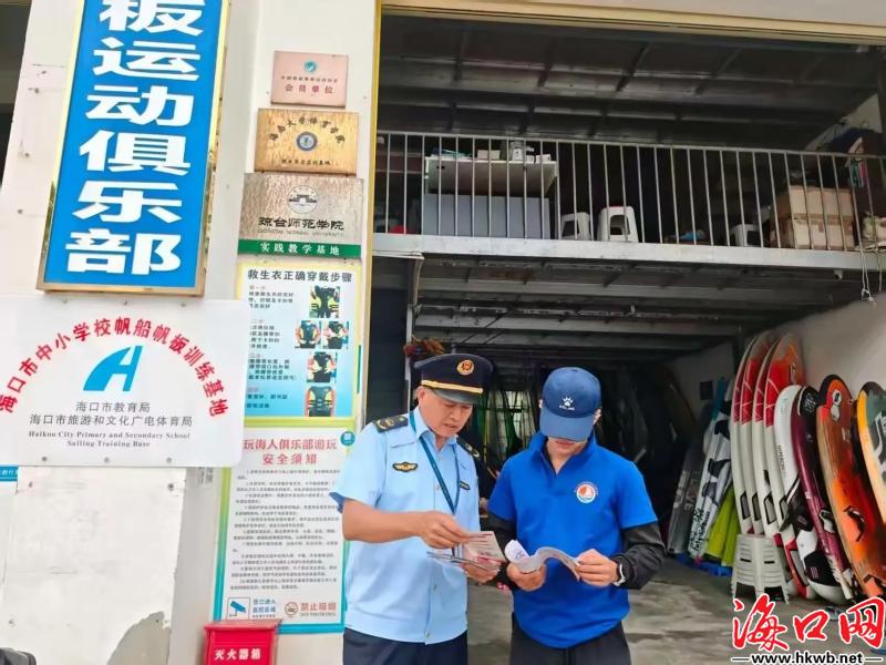 工作人员向市民发放宣传折页。(秀英区供图)