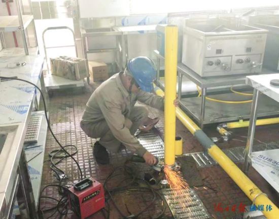 民生燃气公司工人在焊接燃气管道。民生燃气公司 供图