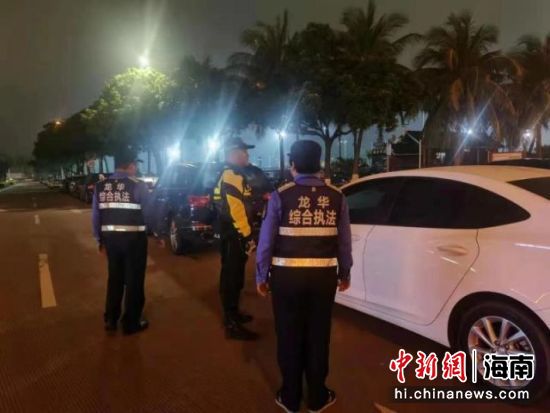 龙华区联合执法整治海口湾片区车辆乱停放