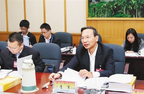 李军代表参加万宁代表团审议. 海报集团全媒体中心记者 刘洋 摄