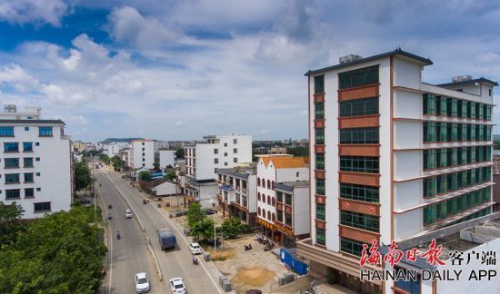 海口永兴镇:外立面改造后乡镇面貌焕然一新