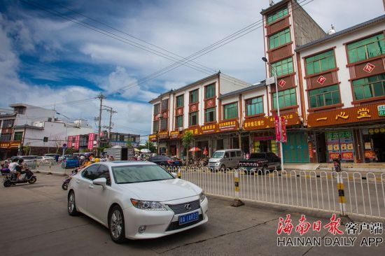 海口永兴镇:外立面改造后乡镇面貌焕然一新
