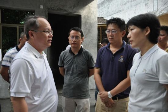 龙华区委书记凌云检查贫困户危房改造工作