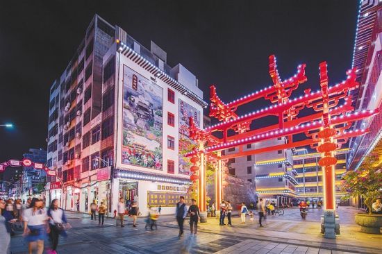 海口市琼山区府城地区的福地美食街.特约记者 龙泉 摄